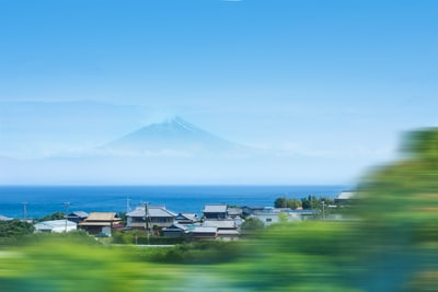 穿越富士山的海洋附近房屋的时间点照片